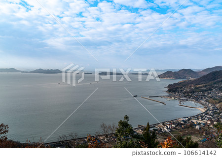 冬日早晨從青沙山中部眺望的大島漁港和笠岡群島 3 岡山縣笠岡市 106614142