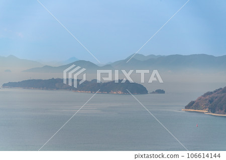 岡山縣笠岡市鞆之浦1,冬日早晨從青沙山半山腰眺望的景色,海霧中的薄霧 岡山縣笠岡市鞆之浦1,冬日早晨從青沙山半山腰眺望的景色,海霧中的薄霧 106614144