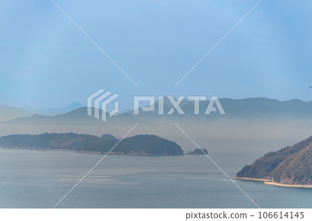 岡山縣笠岡市鞆之浦2,冬日早晨從青沙山半山腰眺望的景色,海霧中的薄霧 岡山縣笠岡市鞆之浦2,冬日早晨從青沙山半山腰眺望的景色,海霧中的薄霧 106614145