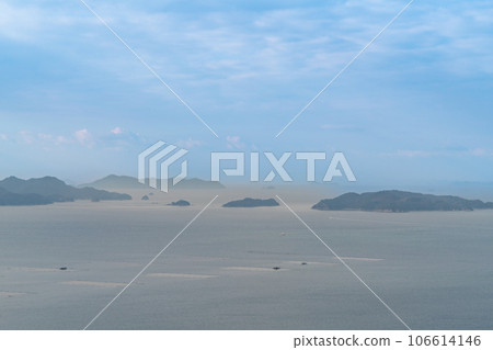 岡山縣笠岡市，冬日清晨，從青沙山中部眺望海霧和笠岡群島 106614146