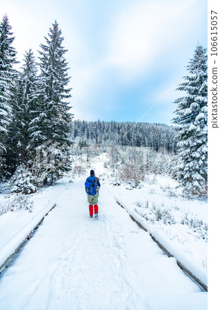 Lonely tourist start to ascend snowy mountain 106615057