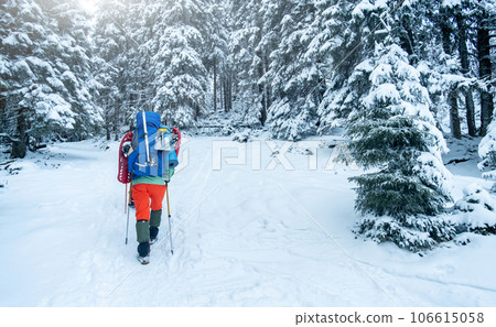 tourist with equipment for spending night in winter mountains 106615058
