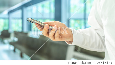 操作智能手機的手 106615185