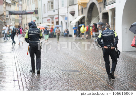 Two back turned policemen by polizia municipale, Stadtpolizei, municipal police of Italy, responsible to the mayors of the various municipalities of Italy 106616009