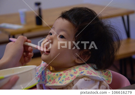 嬰兒吃嬰兒食品 106616279