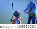孫子和奶奶釣魚 106616281