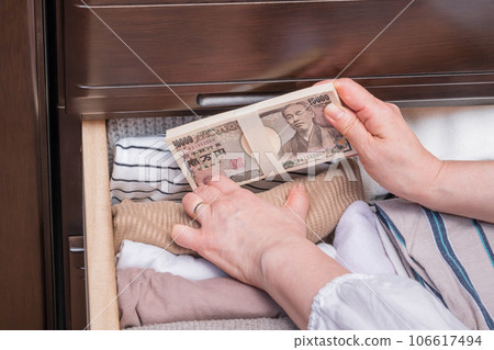 【抽屜裡藏一沓錢的家庭主婦】 【抽屜裡藏一沓錢的家庭主婦】 106617494