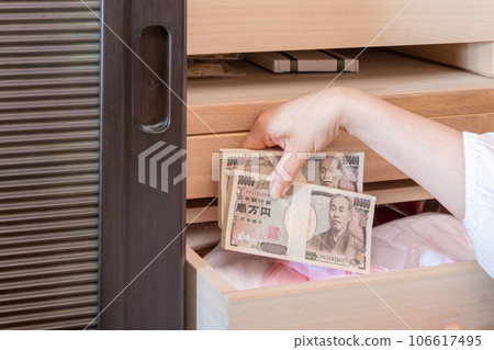 [一位家庭主婦在日式梳妝台裡藏了一疊錢] 106617495