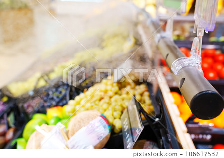 The fresh food irrigation system in the vegetable section of the supermarket 106617532