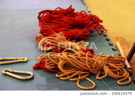Skeins of 6 mm jute rope for Japanese bondage and shibari, colored red and undyed. Skein of professional knitting. 106619479