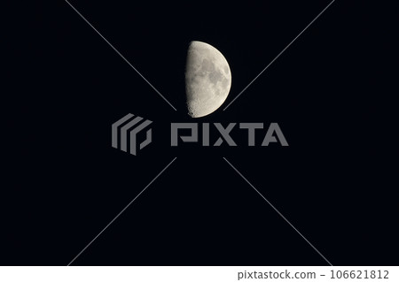 北斗市白州町,八月的月亮漂浮在夜空中,月齡8.7 北斗市白州町,八月的月亮漂浮在夜空中,月齡8.7 106621812