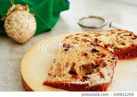 聖誕裝飾背景下的意大利聖誕蛋糕切片潘妮托尼 106622269