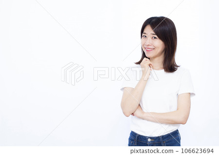 一個三十多歲的女人在白色背景前微笑著擔心 106623694