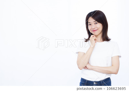 一個三十多歲的女人在白色背景前微笑著擔心 106623695