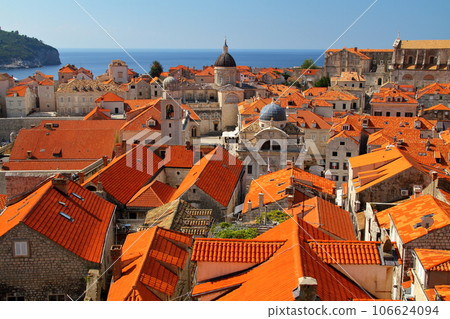 杜布羅夫尼克，克羅地亞的世界文化遺產，亞得里亞海的明珠。老城兩旁教堂林立，從城牆上看亞得里亞海 106624094