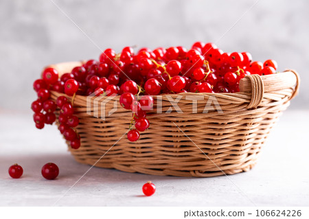 Ripe red currants 106624226
