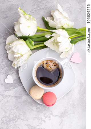 Cup of coffee and macaroons 106624236