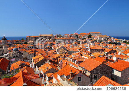 杜布羅夫尼克,克羅地亞的世界文化遺產,亞得里亞海的明珠。從城牆上看老城區,其明亮的橙色屋頂 杜布羅夫尼克,克羅地亞的世界文化遺產,亞得里亞海的明珠。從城牆上看老城區,其明亮的橙色屋頂 106624286