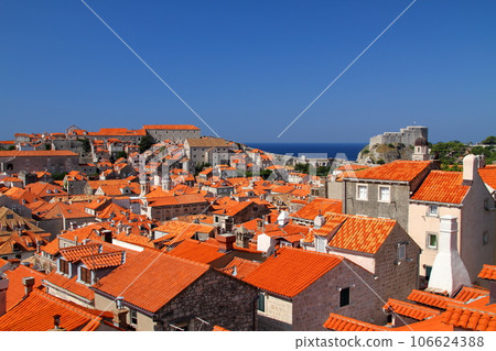 克羅地亞的世界文化遺產、亞得里亞海明珠杜布羅夫尼克老城和洛夫里耶納茨堡壘從城牆看 106624388
