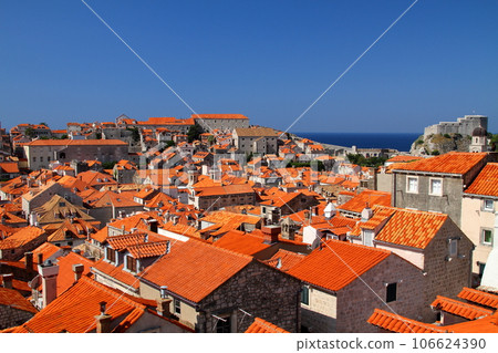 克羅地亞的世界文化遺產、亞得里亞海明珠杜布羅夫尼克老城和洛夫里耶納茨堡壘從城牆看 106624390