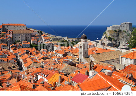 克羅地亞的世界文化遺產、亞得里亞海明珠杜布羅夫尼克老城和洛夫里耶納茨堡壘從城牆看 106624394