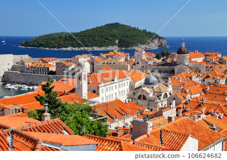 杜布羅夫尼克，克羅地亞的世界文化遺產，亞得里亞海的明珠。老城兩旁教堂林立，從城牆上看亞得里亞海 106624682