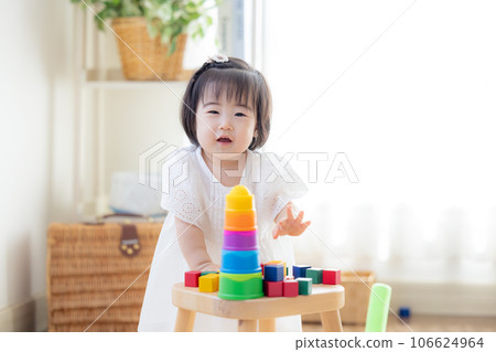 家庭女孩玩積木 106624964