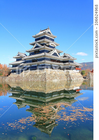 秋天的國寶珍品松本城 106624968