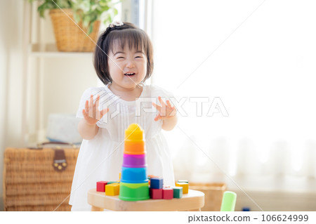 家庭女孩玩積木 106624999