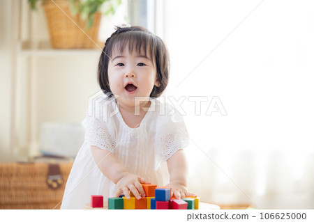 家庭女孩玩積木 106625000