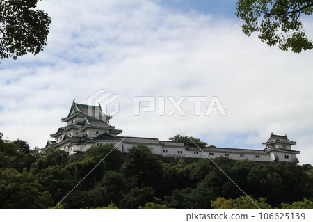 Looking up at the castle tower of Wakayama Castle on a sunny day Looking up at the castle tower of Wakayama Castle on a sunny day 106625139