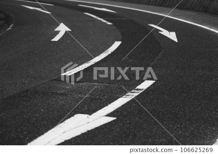 Arrow mark on the road, spinning thoughts 106625269