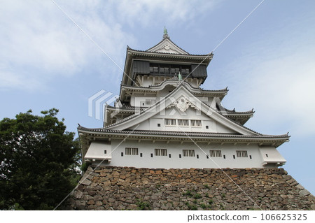Looking up at the castle tower of Kokura Castle Looking up at the castle tower of Kokura Castle 106625325
