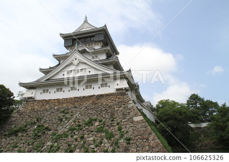 Looking up at the castle tower of Kokura Castle Looking up at the castle tower of Kokura Castle 106625326