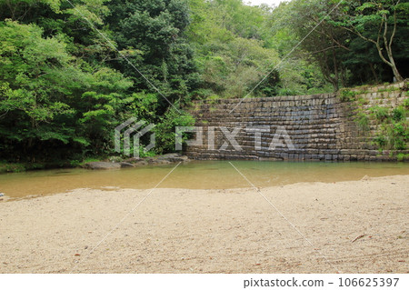 Stonework of the Dutch Weir in the Omi Konan Alps, Shiga Prefecture 106625397