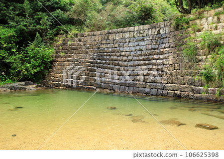 Stonework of the Dutch Weir in the Omi Konan Alps, Shiga Prefecture 106625398