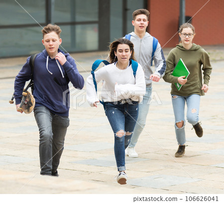 Teenager school kids running 106626041
