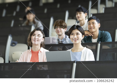 正在上課的大學生 106626242