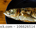 藍盤上鹽烤竹莢魚的特寫 106626514