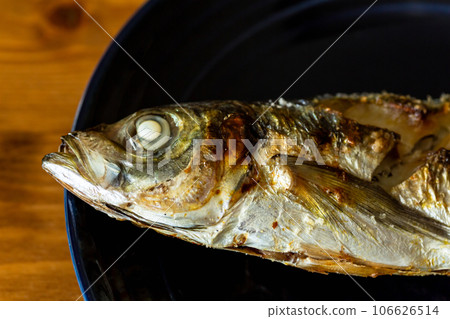 藍盤上鹽烤竹莢魚的特寫 藍盤上鹽烤竹莢魚的特寫 106626514