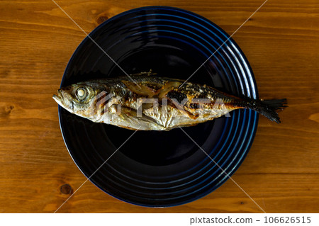 藍盤上的鹽烤竹莢魚 藍盤上的鹽烤竹莢魚 106626515