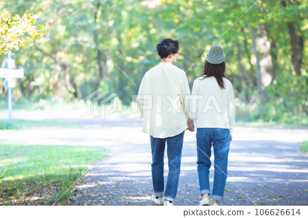 一對夫婦手拉手走 106626614