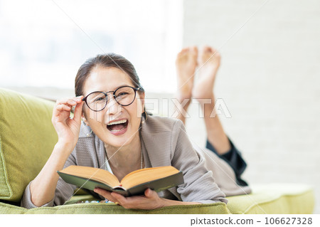 Senior woman reading 106627328