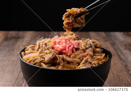 Beef bowl, bowl, chopsticks 106627378