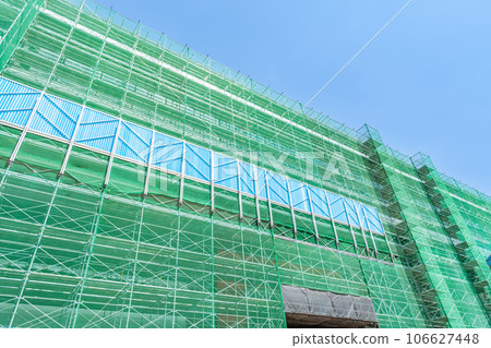 Construction site of a high-rise building with scaffolding (construction site image) 106627448