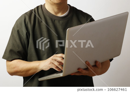 使用筆記本電腦的休閒男人 106627461