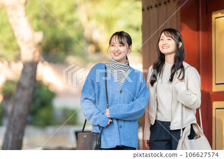 Women enjoying travel Women enjoying travel 106627574