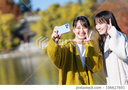 一位女士在女孩旅行中拍攝紀念照片 106627601