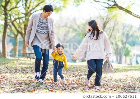 Family playing in the autumn park 106627611