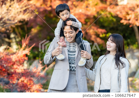 享受秋葉的家庭 106627647